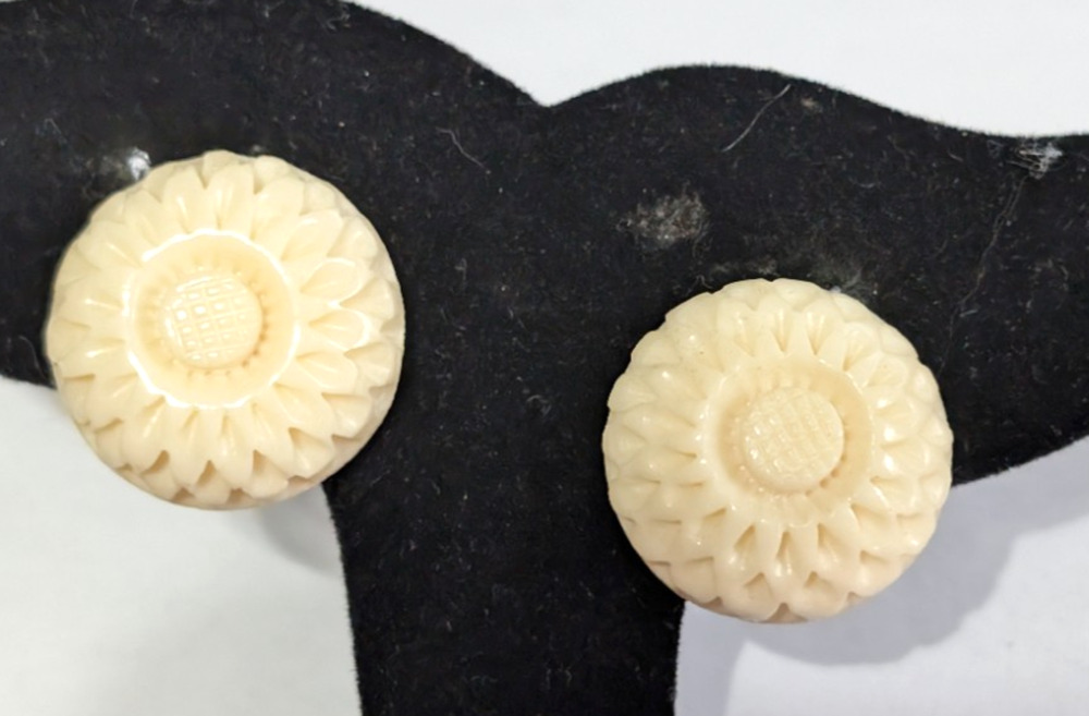 Vintage Flower Clip-on Earrings .75” Molded Celluloid Cream White Silver-tone wc